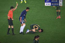 开云足球直播-关于主力球员受伤退出比赛,队伍实力受到严重考验的信息