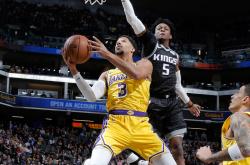 开云体育入口-后卫快速反击,前锋突破得手带领全队胜出