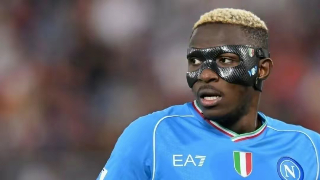 关于那不勒斯球员争议比赛裁判，遭到球迷批评的信息