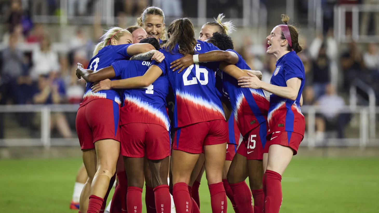 美国女足球员在足球比赛中表现出色 美国女足球员在足球比赛中表现出色