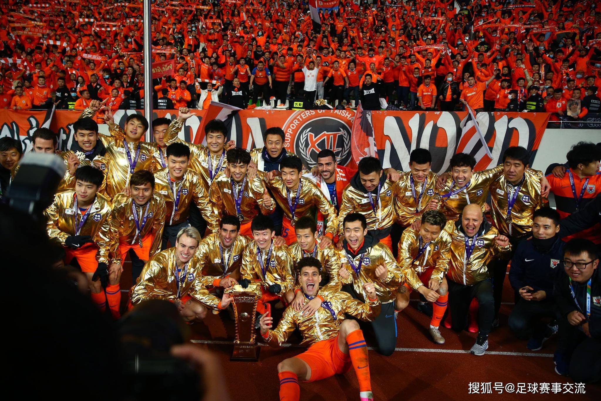 足球比赛中发生激烈对抗,场面异常火爆 足球比赛中发生激烈对抗,场面异常火爆