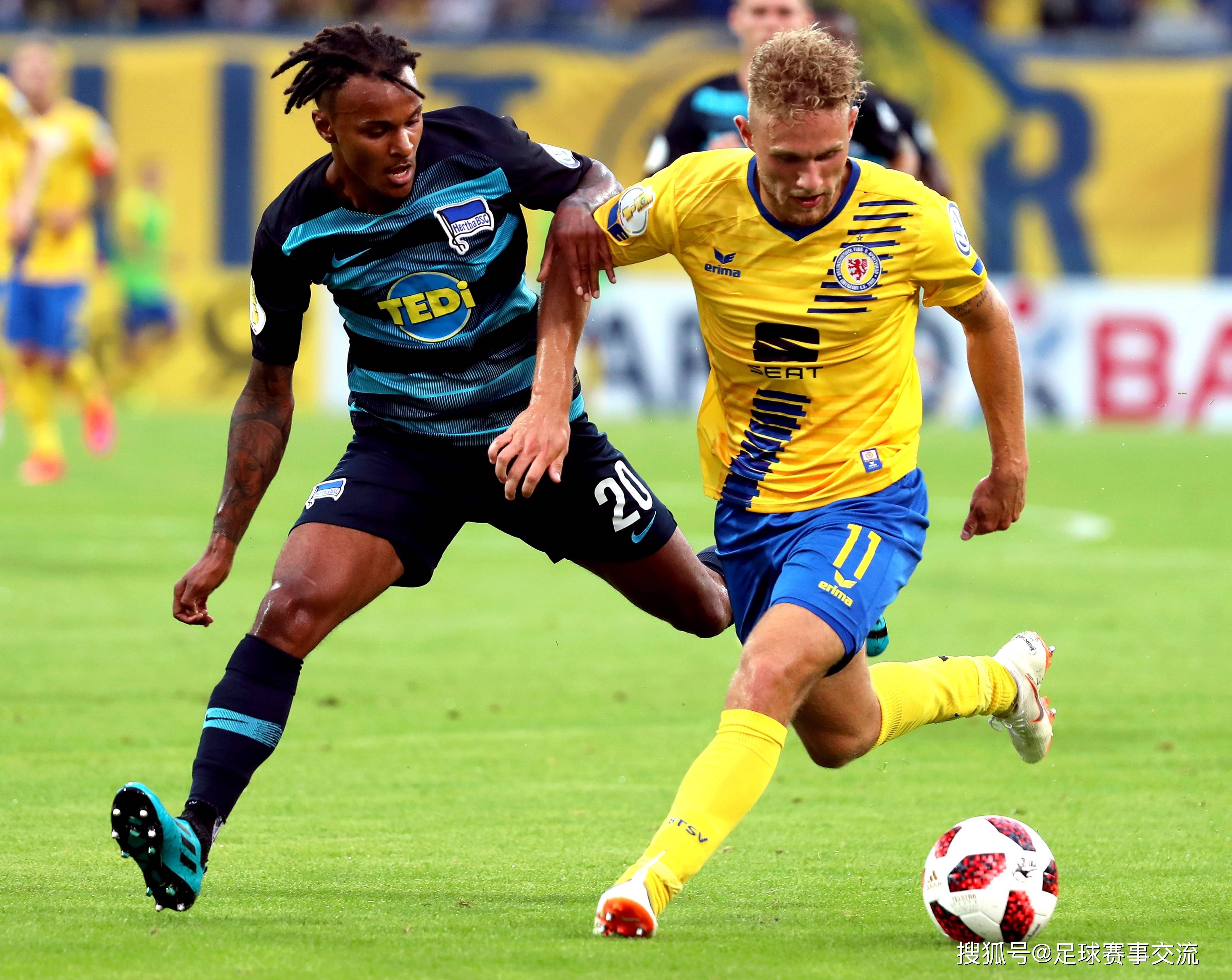 足球比赛中发生激烈对抗,场面异常火爆 足球比赛中发生激烈对抗,场面异常火爆