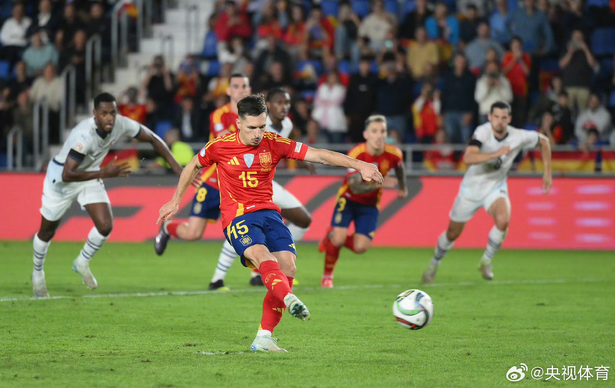 欧国联比赛:冰岛队击败芬兰队晋级 欧国联比赛:冰岛队击败芬兰队晋级