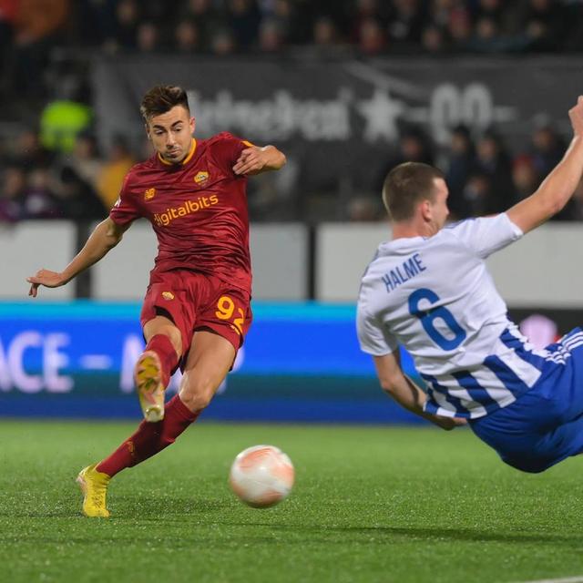 后卫快速反击,前锋突破得手带领全队胜出 后卫快速反击,前锋突破得手带领全队胜出