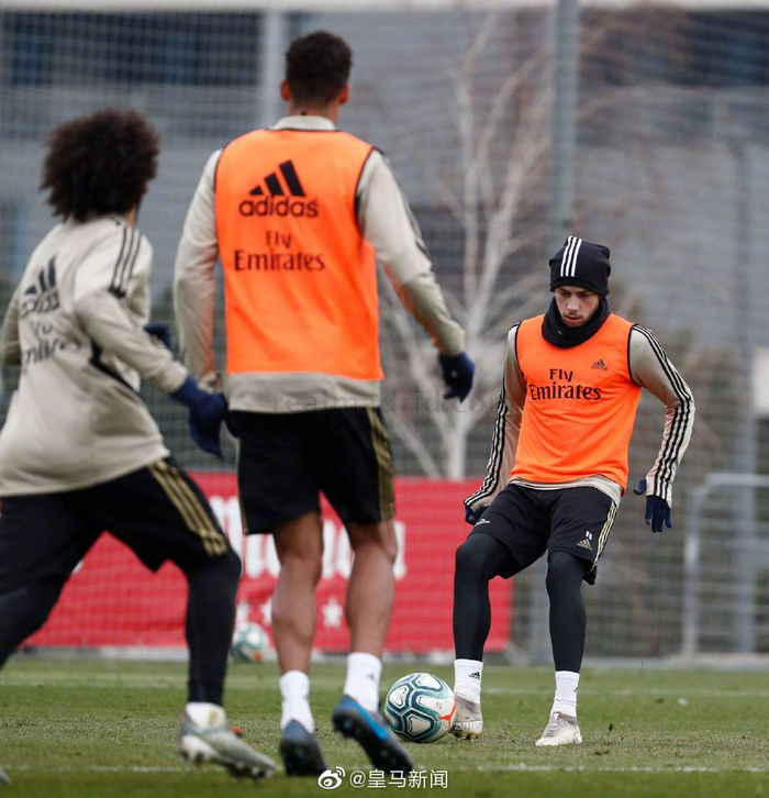 包含塞维利亚鏖战法国，本泽马高光表现的词条