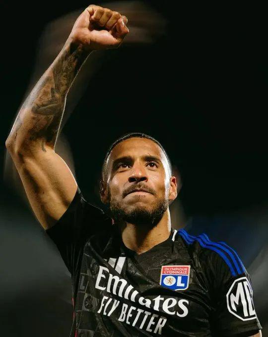 里昂主帅强调球员团结，备战下一场比赛的简单介绍