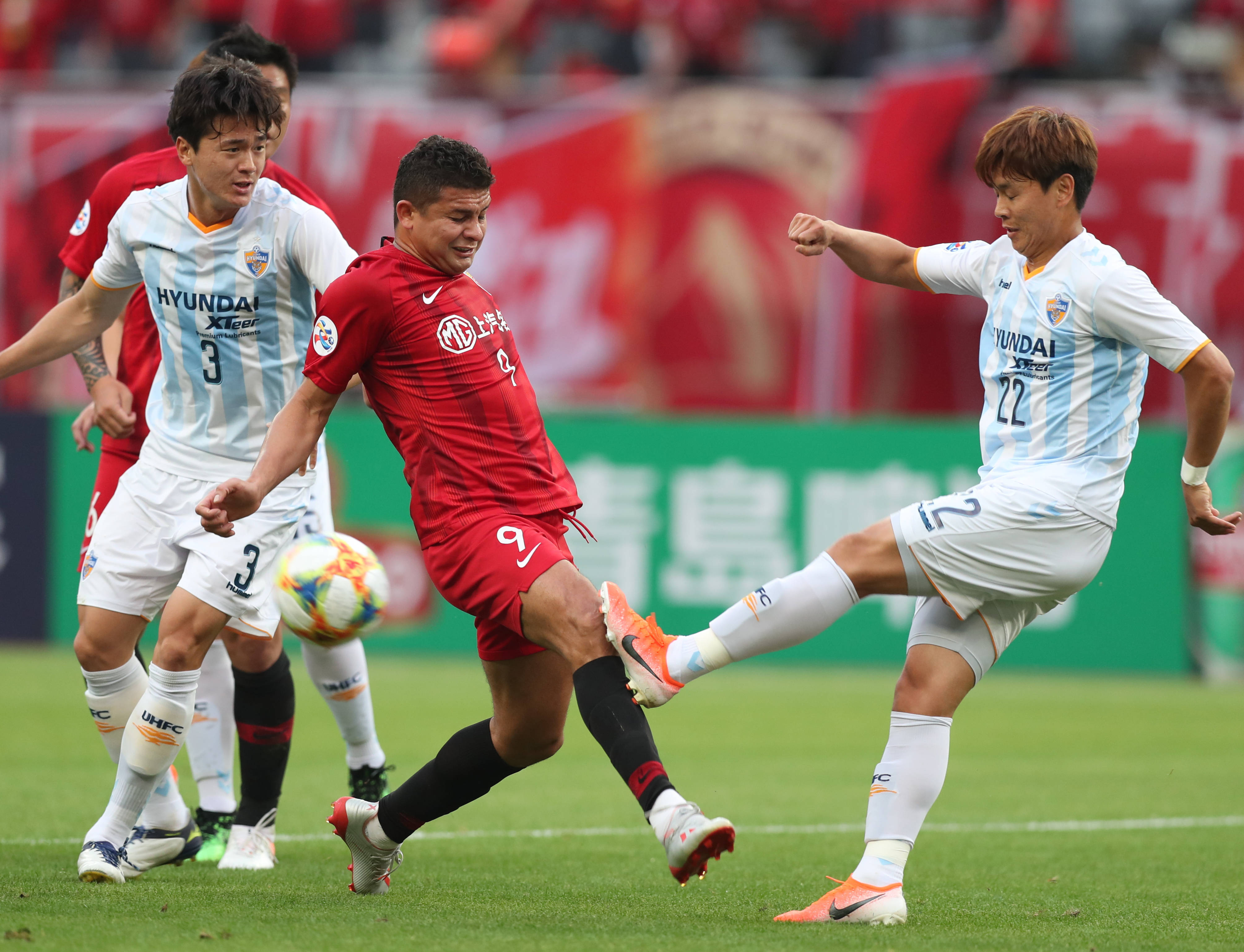 关于精英球员展现团队实力，比赛氛围浓烈的信息