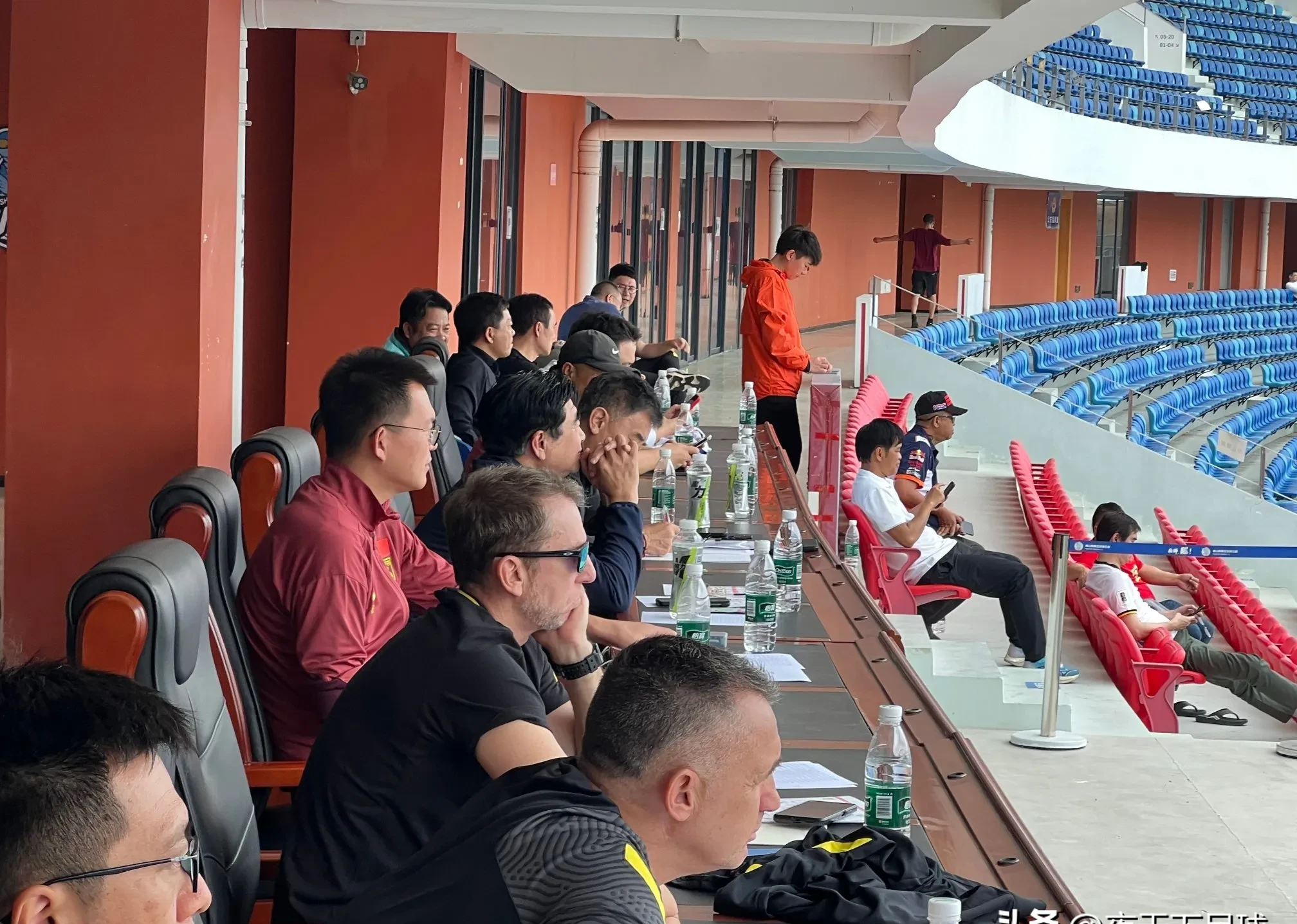 关于精英球员展现团队实力，比赛氛围浓烈的信息