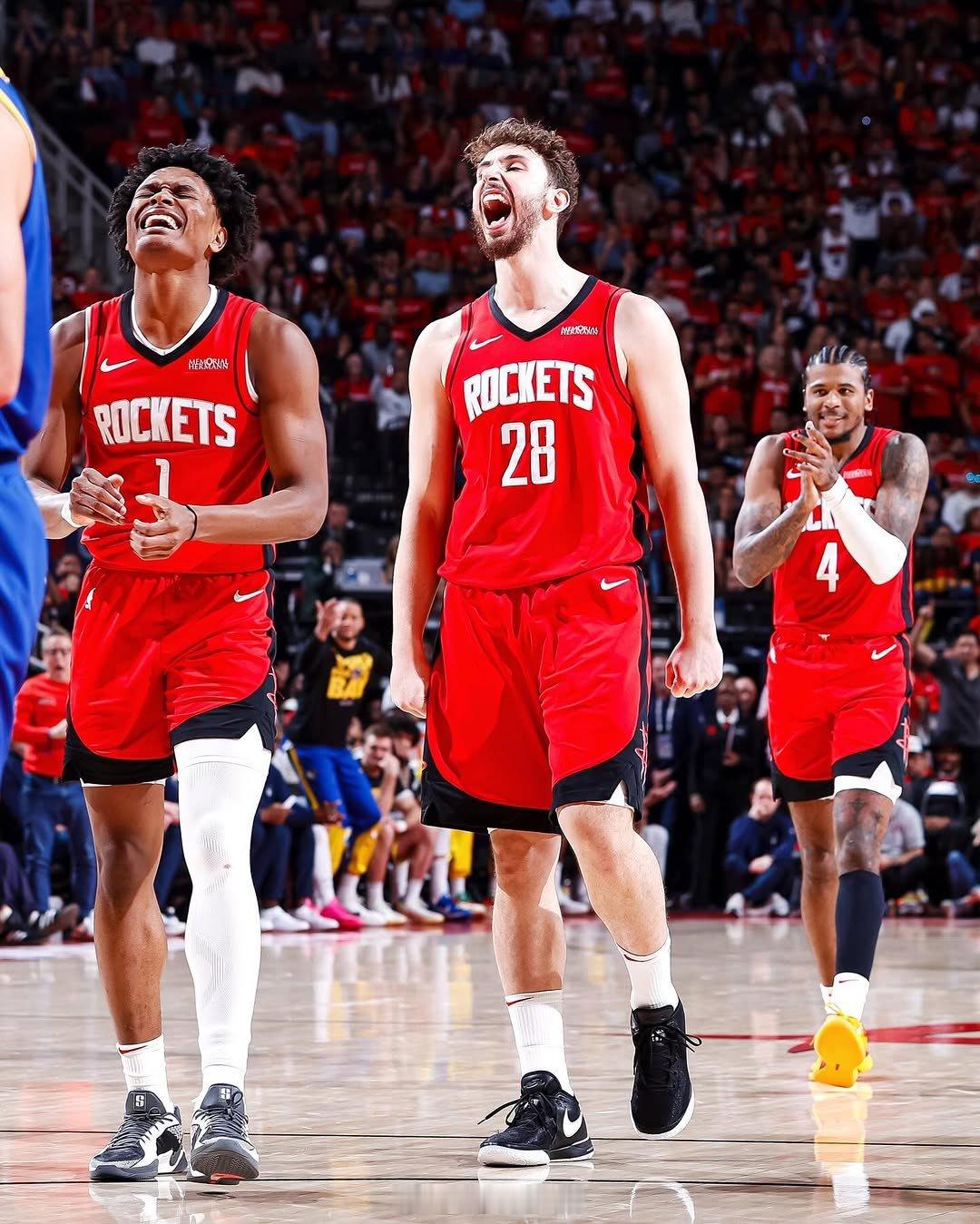 包含火箭队在本场比赛中势不可挡，大胜对手的词条