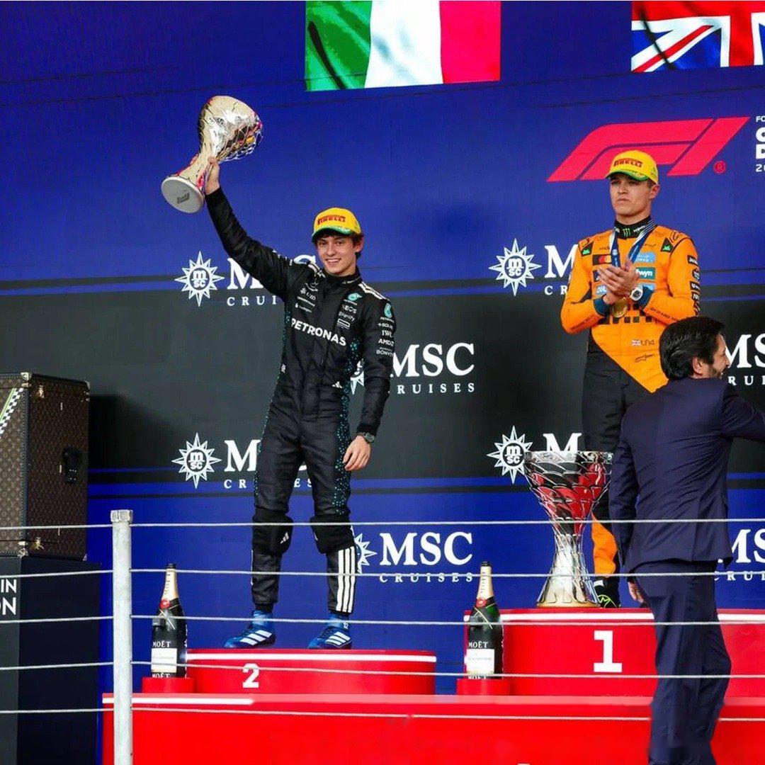 加拿大运动员刷新世界纪录，登上领奖台