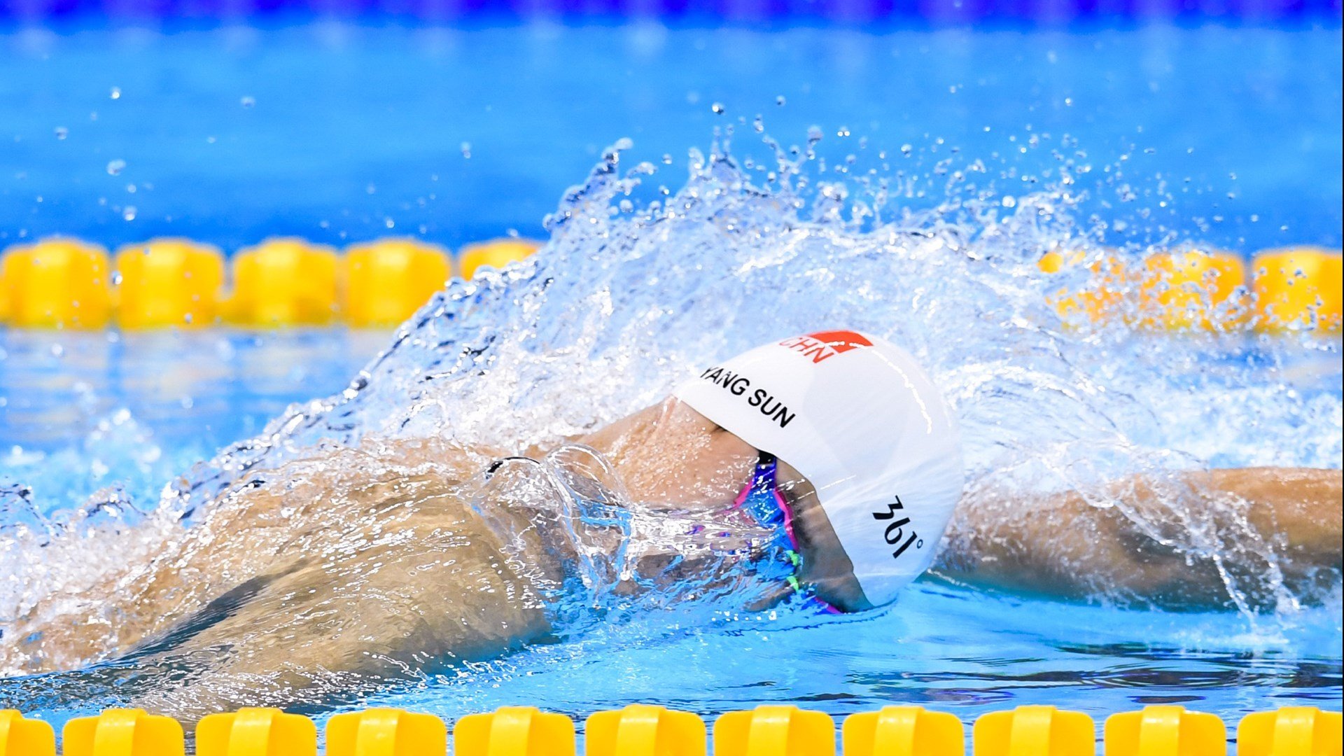 孤勇者的引擎轰鸣，周冠宇扛旗，梅赛德斯逆转哈斯背后的团队觉醒